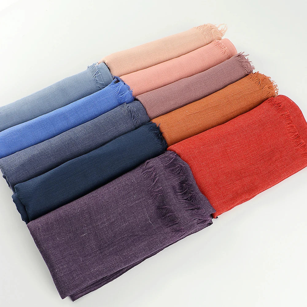 Chèche Coton Uni huit écharpes alignées - Gris Olive - Beige Clair - Jaune Moutarde - Pêche Douce - Marron Terre - Bleu Marine - Terracotta - Bleu Pétrole - Violet Foncé - Bleu Ciel - Terre Cuite - Bordeaux - Gris Clair - Vert Foncé - Corail Doux - Rose Pâle - Blanc Crème - Orange Vif - Corail Éclatant - Vert Menthe