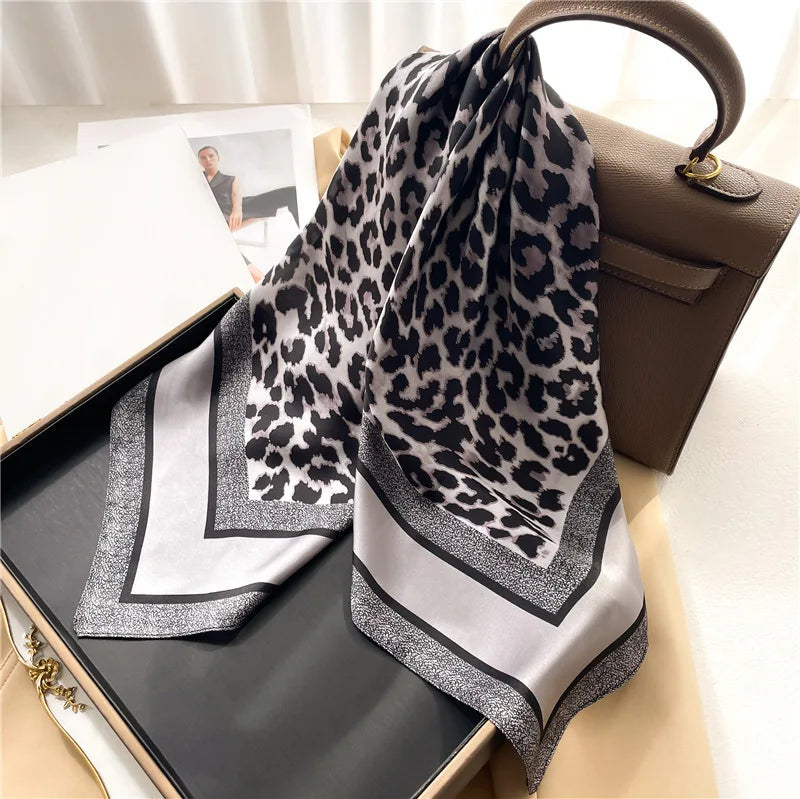 Foulard Mousseline Imprimé Léopard Gris et Noir 70x70cm