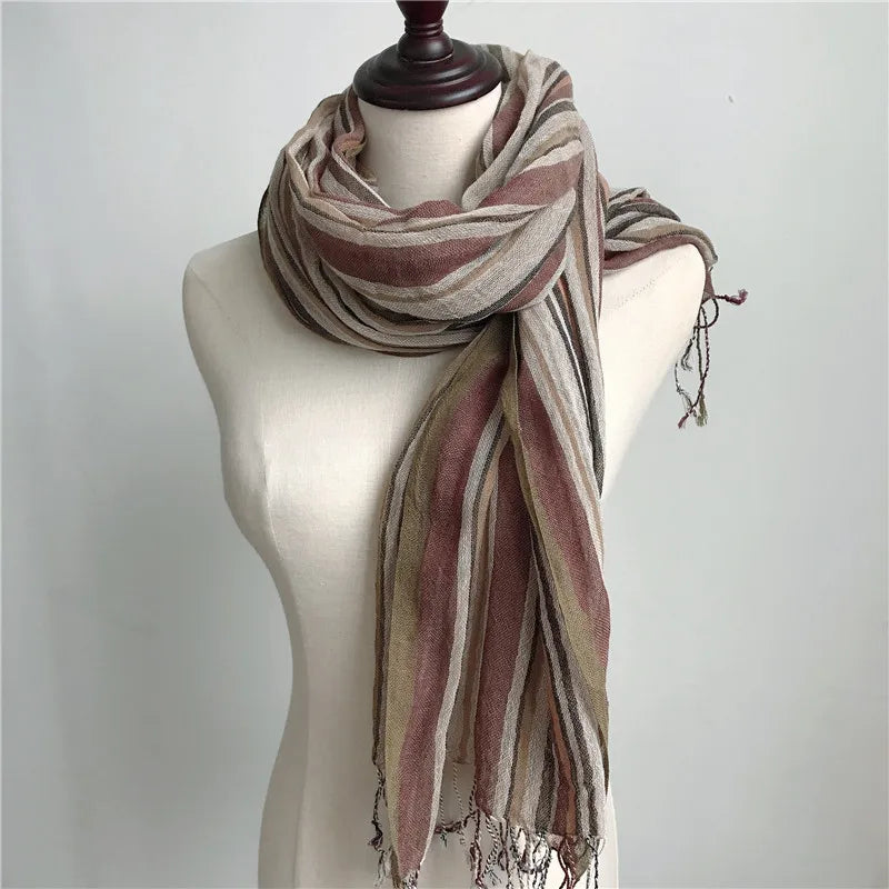 Echarpe Coton et Lin portée sur mannequin - Rose et Olive - Marron et Beige - Gris Clair et Crème - Jaune et Blanc - Gris Foncé et Blanc