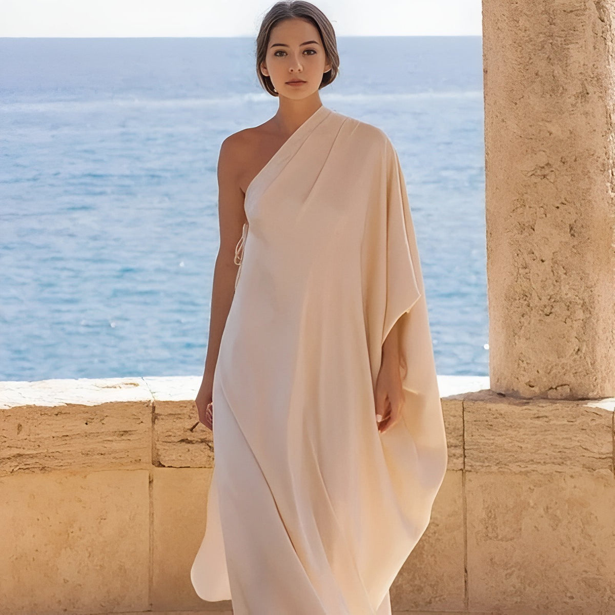Robe de Plage Asymétrique Blanche à Épaule Dénudée portée à la main - Beige