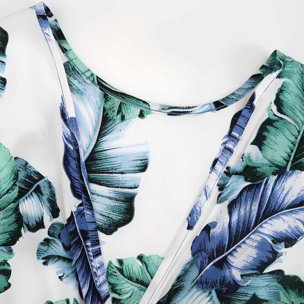 Grande Robe de Plage Colorée à Col V gros plan col V - Feuilles - Plumes - Rouge - Design - Léopard - Vert - Noir - Tropical Blanc - Zébre - Rose et Noir - Graphique