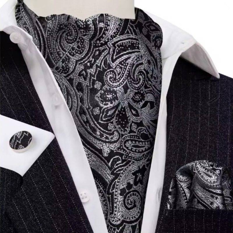 Ascot en Soie avec Boutons et Pochette Gris