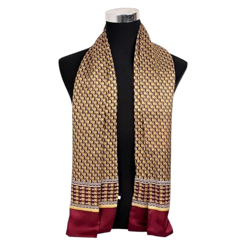 Foulard de Cou en Soie pour Homme portée sur mannequin - Bordeaux et Moutarde - Bleu et Jaune - Bordeaux et Ornementé - Navy et Or - Noir et Rouge - Bordeaux et Orné - Bleu Marine et Doré - Doré et Rouge - Noir à Pois - Navy et Rouge - Bleu et Orné - Marron et Or - Or et Noir - Noir Rouge et Vert - Gris et Bleu