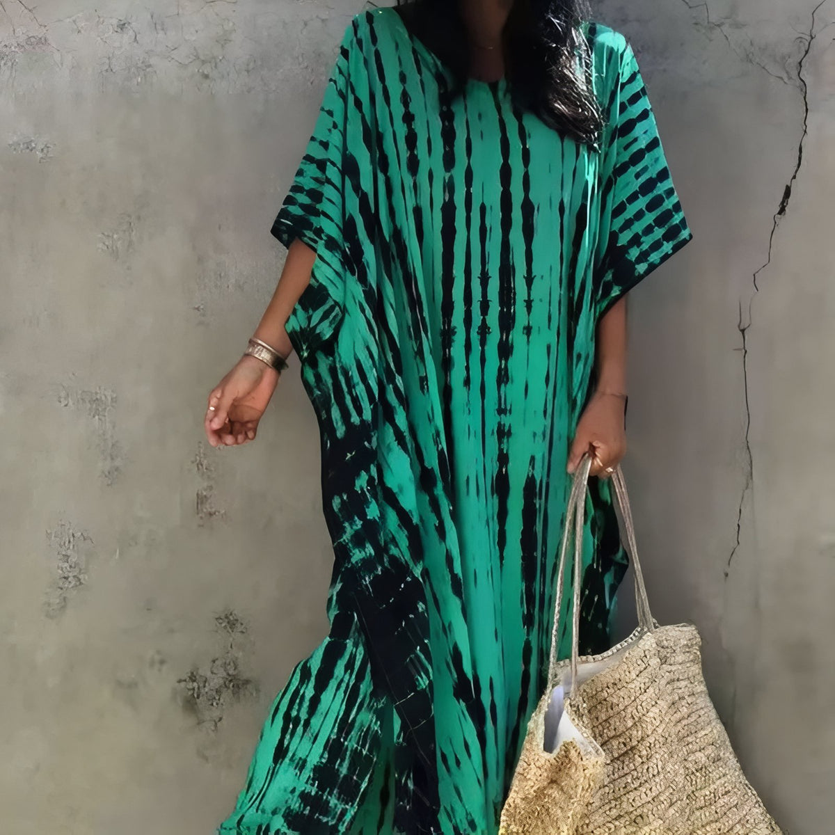 Robe de Plage Boho Style portée avec sac - Noir - Vert Emeraude - Jaune Clair - Bleu - Blanc et Bleu - Vert Foncé - Vert Olive - Bleu Clair - Rose - Vert Turquoise - Fuchsia - Jaune Foncé - Turquoise Clair - Vert et Rose - Vert et Jaune - Gris Bleu - Noir Imprimé - Noir et Multicouleurs - Multicouleurs