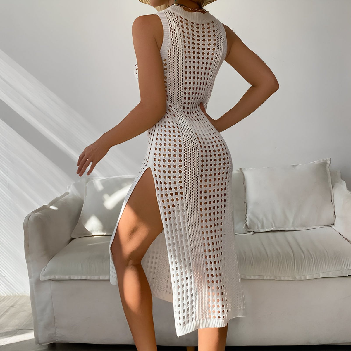 Robe de Plage Ajourée en Maille portée de dos - Noir - Beige - Blanc - Vert - Rose