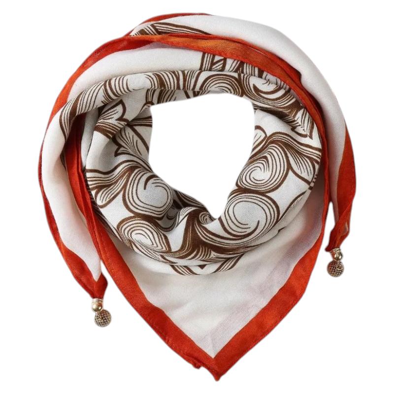 Chèche Foulard Breloques gros plan motif - Beige et Moutarde - Orange et Beige - Vert Foncé et Blanc - Rose Pâle et Corail - Crème et Vert Olive - Beige et Noir - Orange Pied de Poule - Violet à Pois - Bleu à Pois - Beige et Blanc - Noir et Blanc - Blanc et Bleu - Marron Fleuri - Rose et Orange