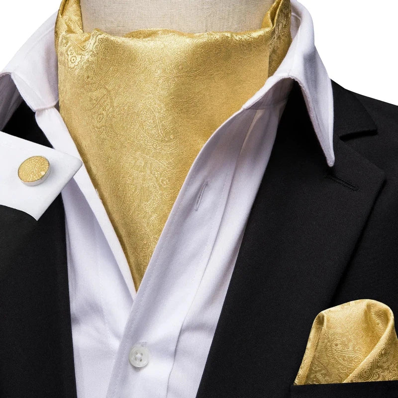 Cravate Ascot Soie Doré porté avec costume