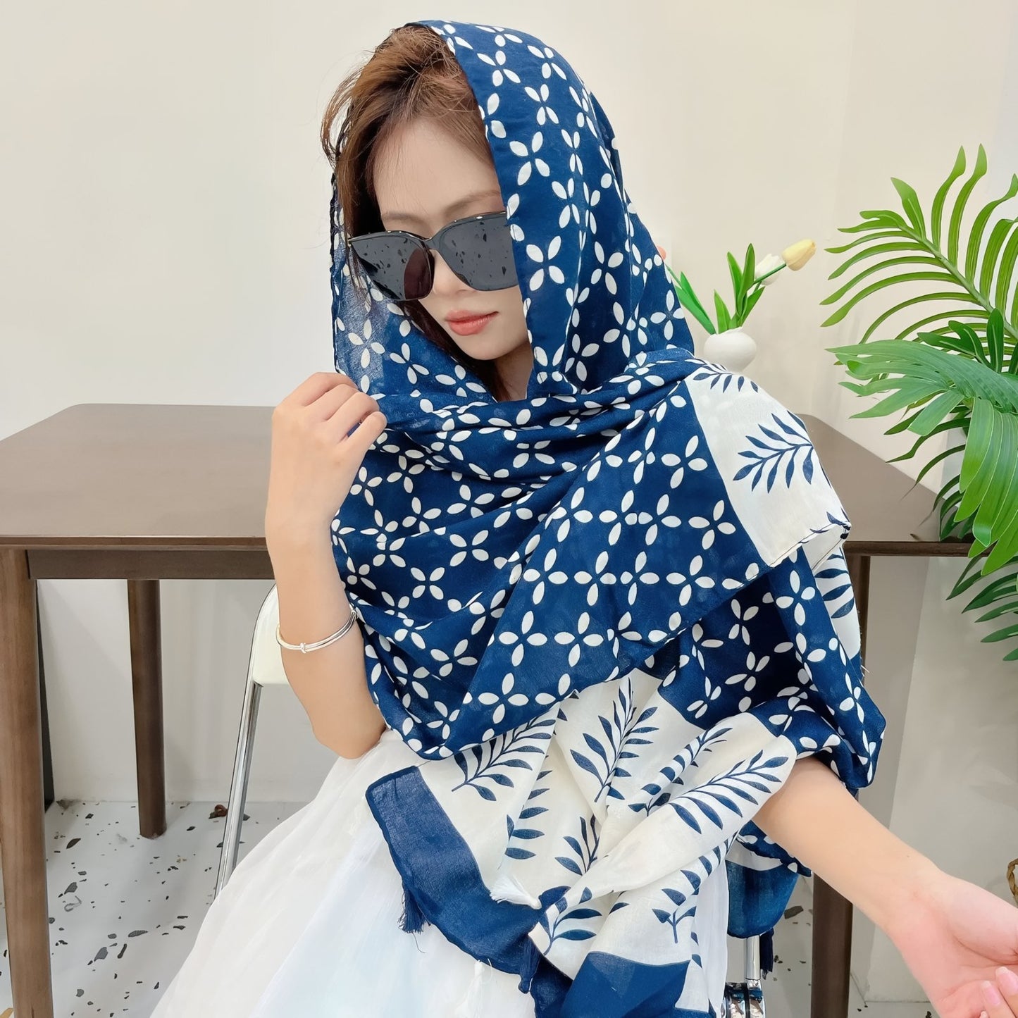 Grand Foulard Femme Bleu Marine et Blanc