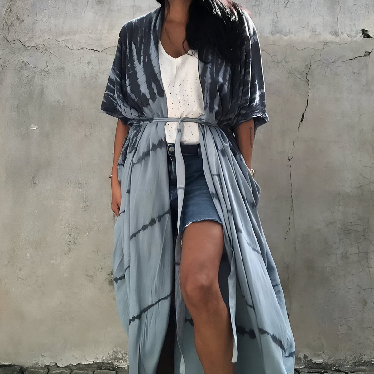 Kimono Tie and Dye à Manches Chauve Souris portée avec short - Bleu marine et Blanc - Gris et Bleu - Bleu et Blanc - Jaune - Bleu Marine et Bleu Azur