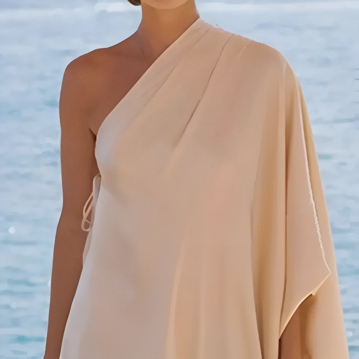 Robe de Plage Asymétrique Blanche à Épaule Dénudée portée à la main - Beige