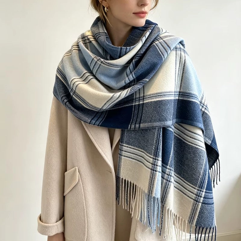 Femme portant l'écharpe plaid écossais bleu et crème avec un manteau beige