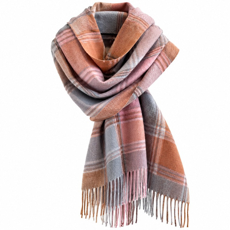 Écharpe plaid écossais orangée à carreaux, nouée avec franges sur fond blanc