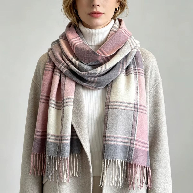 Femme portant l'écharpe plaid écossais rose et gris avec une veste beige