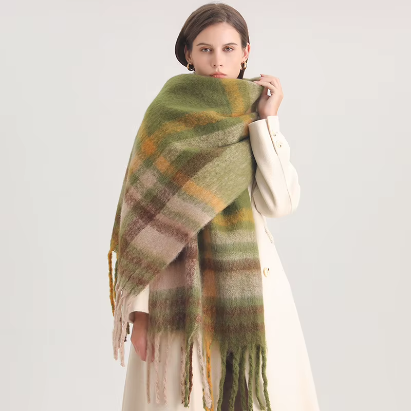 Echarpe Plaid Tartan Vert Olive et Jaune Moutarde portée