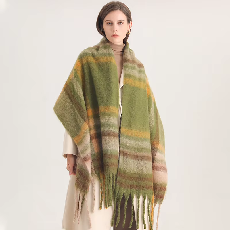 Echarpe Plaid Tartan Vert Olive et Jaune Moutarde portée