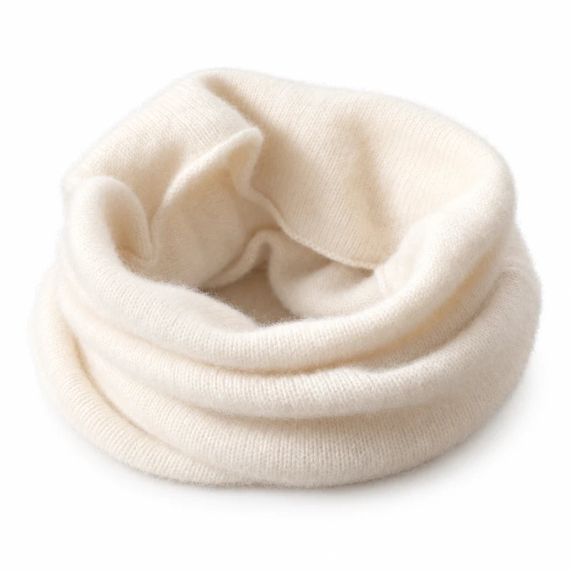 Écharpe tube en laine écru sur fond blanc, col snood en maille douce