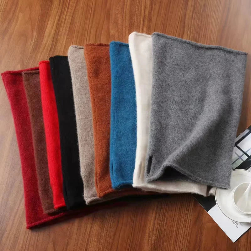 Gamme de coloris de l'écharpe tube en laine présentée à plat sur un plan en bois