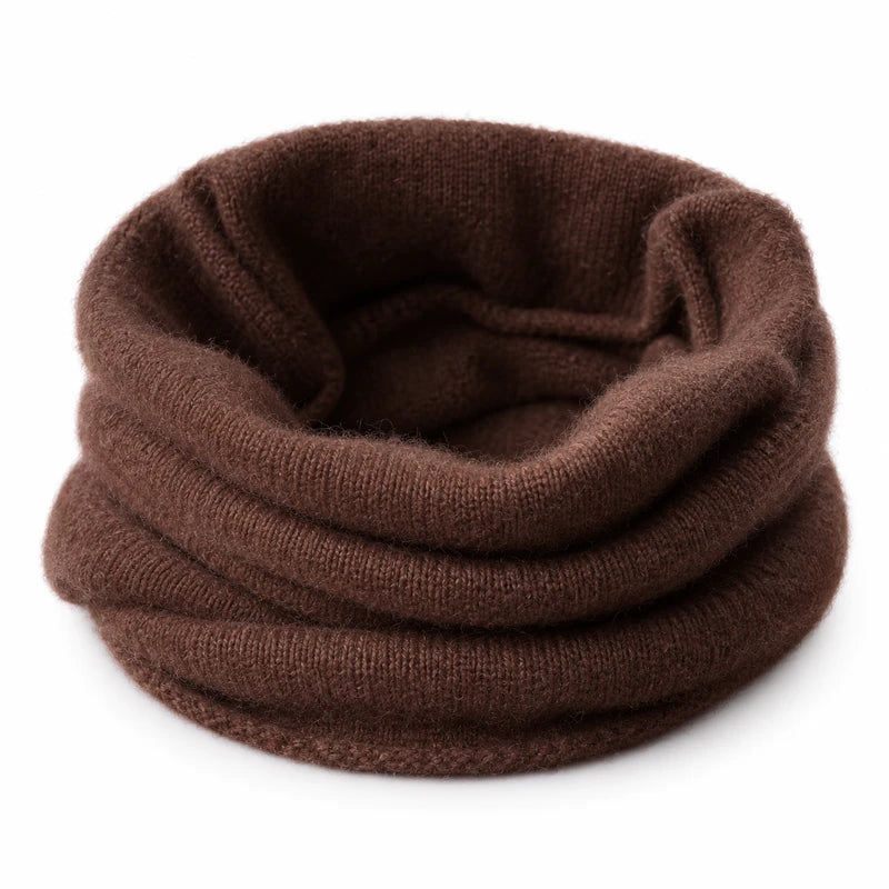 Écharpe tube en laine marron chocolat sur fond blanc, col snood en maille douce