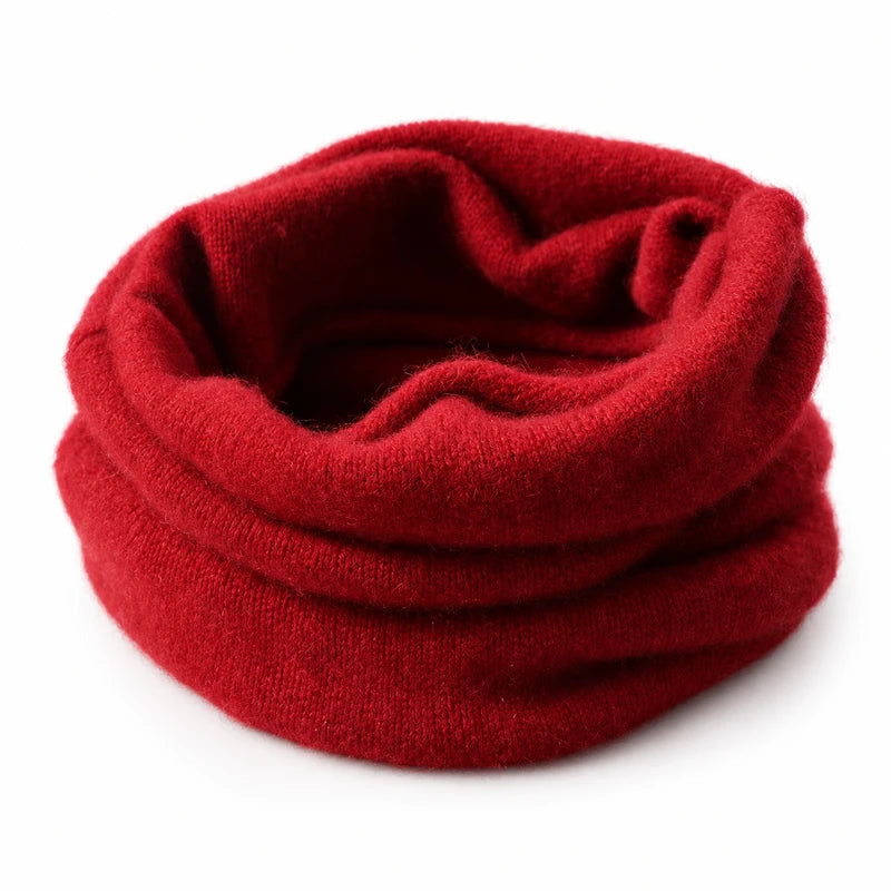 Écharpe tube en laine rouge sur fond blanc, col snood en maille douce
