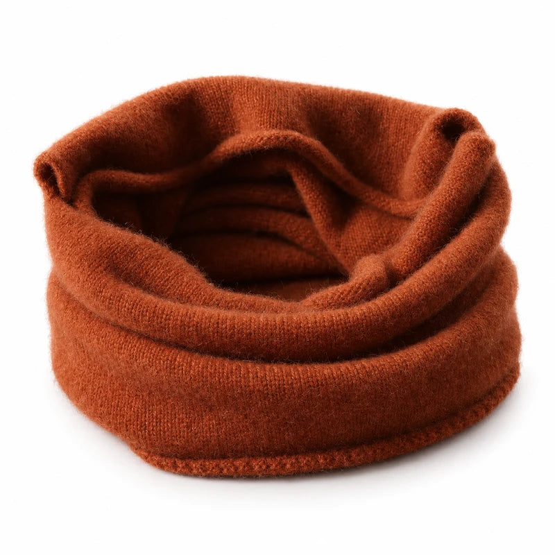 Écharpe tube en laine rouille sur fond blanc, col snood en maille douce