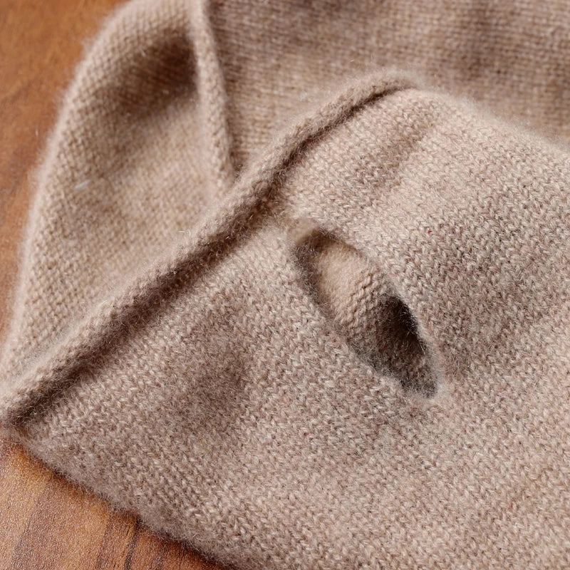 Détail de la maille tricotée de l'écharpe tube en laine taupe