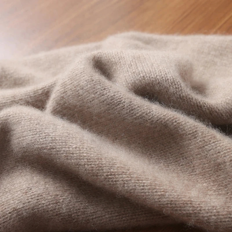 Détail de la texture souple et douce de l'écharpe tube en laine taupe