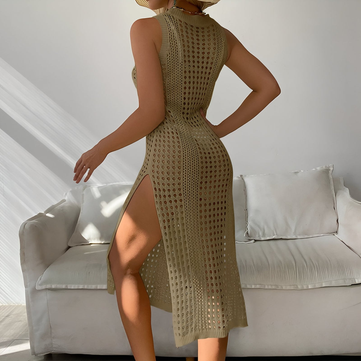 Robe de Plage Ajourée en Maille portée avec chapeau - Noir - Beige - Blanc - Vert - Rose
