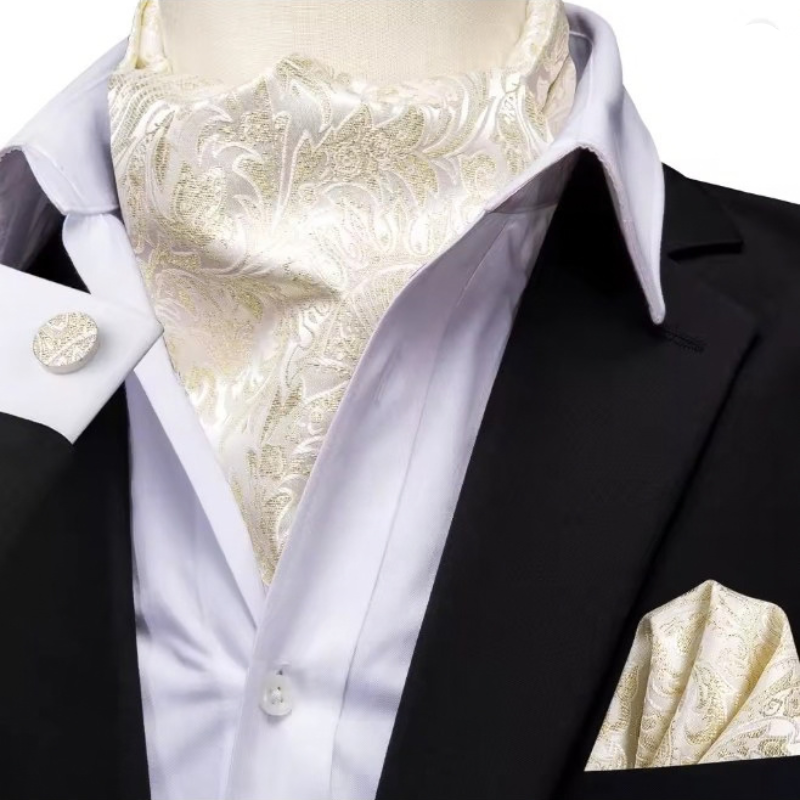 Foulard Cravate Homme en Soie ivoire porté avec costume