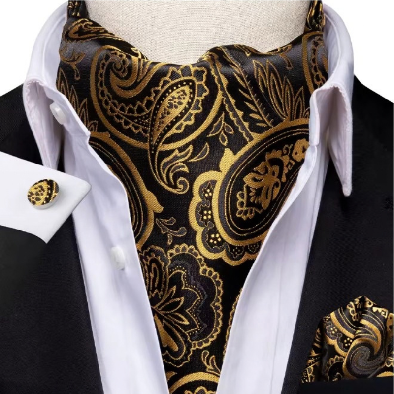 Foulard Cravate Homme en Soie noir et doré à motif paisley porté avec costume